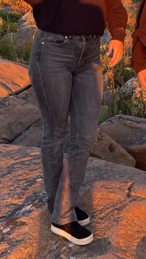 Zara Jeans  - Grå jeans med slits ifrån Zara. Storlek 36. 