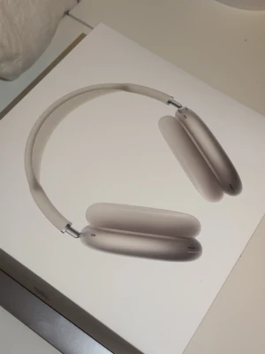 Apple AirPods Max starlight hörlurar - Snygga over-ear hörlurar från Apple i färgen Starlight med stilren design. Bygeln är vadderad och öronkuddarna är i mjukt material för extra komfort. Levereras i originalförpackning. Använda ett fåtal gånger. Som nya😌