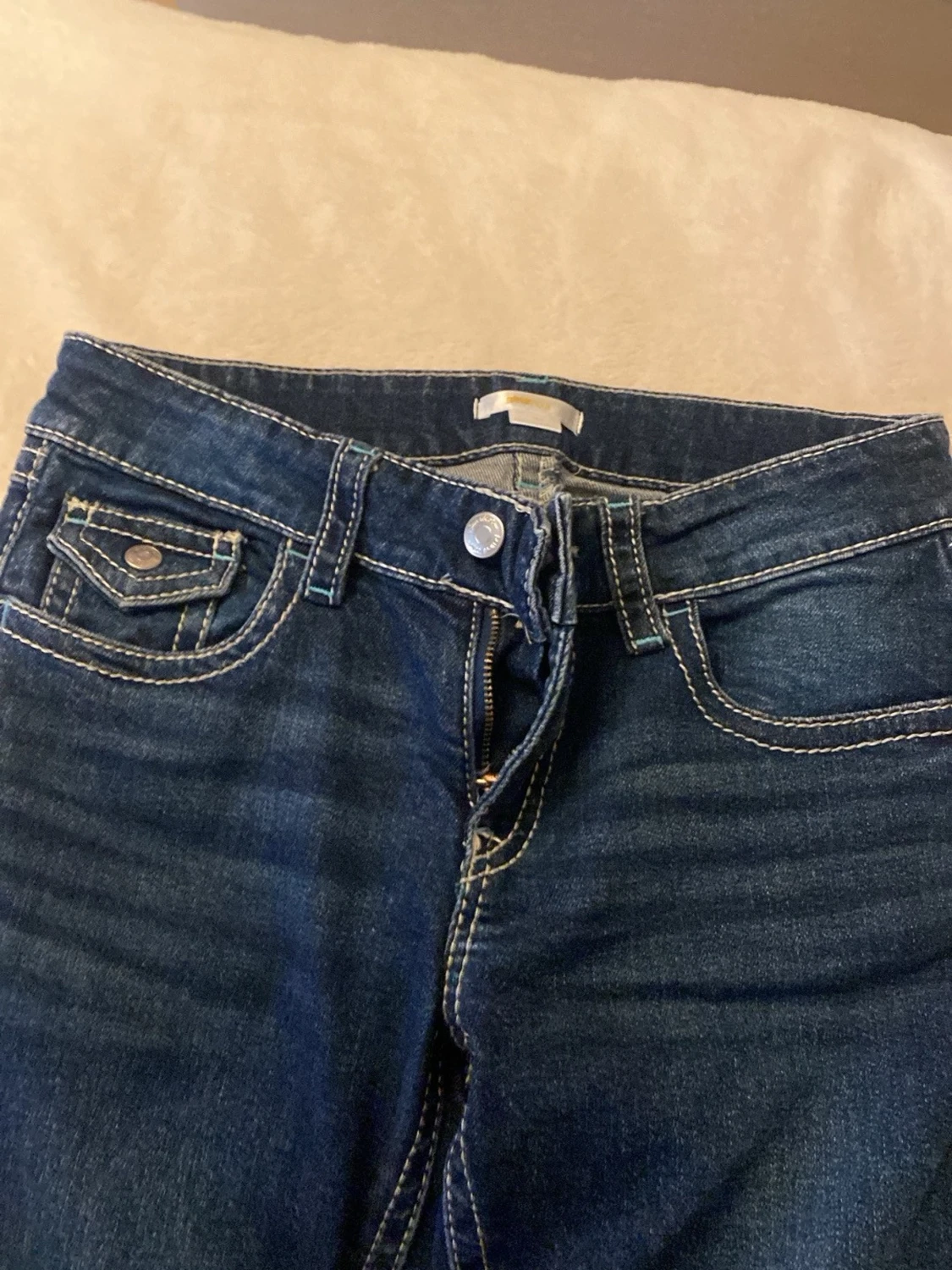 Mörkblå jeans med kontrastsömmar