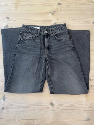 Grå  wide jeans från Zara, strl 32 - Säljer ett par mörkgråa jeans från Zara i storlek 32. Har sytt upp de så de passar mig som är 163cm, men nu har de blivit försmå i midjan och därför säljer jag dessa. De har medelhög midja och en wide stil. Köpte för 399kr,Pris går att diskutera!