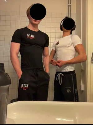 N.S.T.G svart och vit t-shirt - Säljer snygga t-shirts från N.S.T.G i svart och vitt med tryck på bröstet. Modellen är tight och har korta ärmar, perfekt för dig som gillar en sportig och clean look. Materialet känns mjukt och stretchigt, troligen bomull eller polyester.  199kr st!!