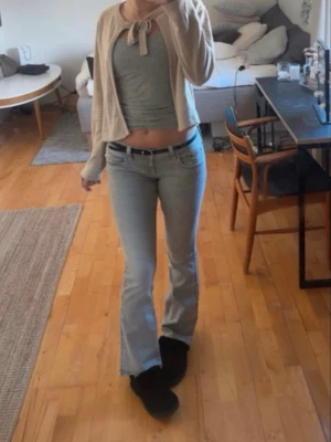 Grå jeans från gina  - Gråa jeans, uppsträttade vid fötterna så de passar för dom som är lite längre