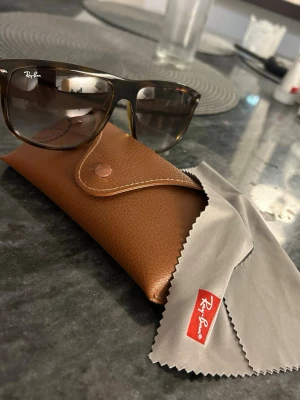 Ray-Ban boyfriend - Sparsamt använda Ray-Ban boyfriends, inköpta vår 2025. Inga repor, glasögonen är i helt nyskick. Skydd och putsduk ingår. 