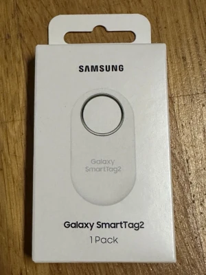 Samsung Galaxy SmartTag2 vit - Samsung Galaxy SmartTag2 är en smart spårningsbricka i vit plast med rundad rektangulär form. Perfekt för att hålla koll på nycklar, väskor eller andra prylar via din mobil. Kompatibel med Galaxy-enheter och enkel att använda via app.