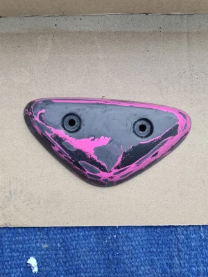 Orginal yamaha slider kraschpuck - Nerslipad och färdig för lackering. Det är för sidokåporna bak på en yamaha slider