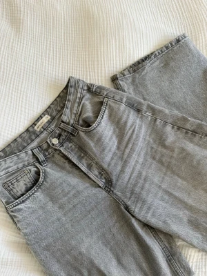 Gråa wide leg jeans  - Säljer ett par gråa jeans med vida ben. Perfect jeans från Gina Tricot 