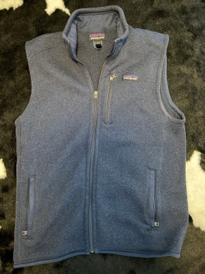 Patagonia väst - Säljer en fleeceväst från märket patagonia. Otrolig skön och har använts mycket försiktig. Otroligt fint skick och sjukt skön att använda både som vanlig väst eller lager på lager.