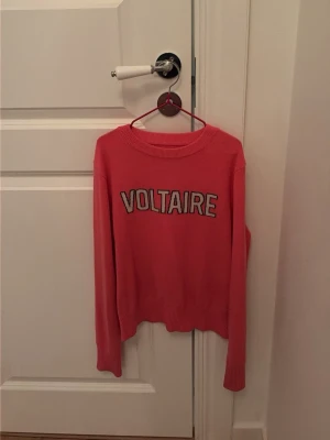 Rosa tröja från Zadig & Voltaire  ”XS” 🩷 - Cool rosa tröja med VOLTAIRE-tryck framtill.  Nästan helt oanvänd! .🩷 Ordinarie pris 1900. Passa på innan den försvinner. 🩷Det är en liten tröja som skulle passa barn. Storlek (XS) Hör av er vid intresse! 