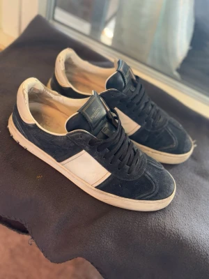 Valentino flycrew - Tja! Jag säljer nu mina tvär feta valentino flycrew i navy mocka. Storlek 43 i väldigt fint skick för dessa sällsynta skor. Väldigt bra omhändertagna, fint skick på mockan, endast två bitar saknas på vänster sko och övrigt bra skick! Skriv vid minsta lilla fundering! Priset är ej hugget i sten. 😁🙌