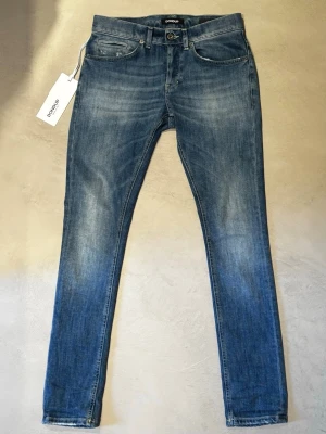 Dondup George 29 - Säljer nu dessa riktigt schyssta Dondup George. Strl 29. Helt nya, aldrig använda. Digitalt kvitto finns. Bara o kontakta mig vid frågor.