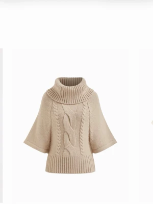 Beige stickad ponchotröja med polokrage PRISLAPP PÅ - Snygg beige stickad ponchotröja med bred polokrage och korta vida ärmar. Tröjan har ett grovt flätmönster framtill och breda ribbade muddar. Perfekt för lager-på-lager och en chill look.