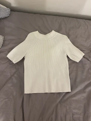 Vit ribbad topp med halvärm - BikBok - Säljer den här fina tröjan från BikBok för 50kr i storleken S! Anledningen till varför jag säljer den är för att jag fick i present då jag inte riktigt gillade den. Den användes fåtal gånger så den är i bra skick! Vid fler frågor vänligen hör av dig!