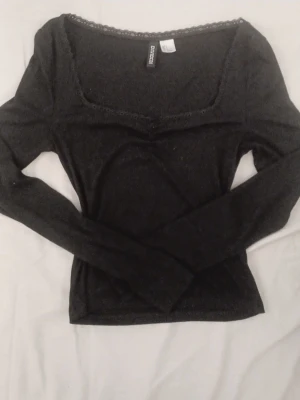 2st tröjor med spets💘 - Säljer två söta tröjor med skrynkling i mitten. Skrynkligen på den svarta tröjan är lite sönder för tråden har typ lossnat på insidan men syns knappt på framsidan. ( köpte de på h&m för 150kr/st.🥹 Knappt använda så de har legat I min garderob ett tag. Pris går att diskutera 💖!!