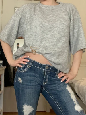 Grå stickad tröja med vida ärmar - Grå stickad tröja som ej kommer till användning längre 