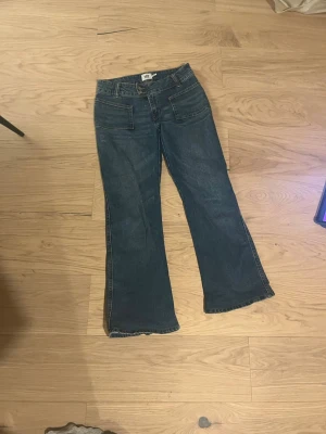 Bootcut jeans - Lite baggy bootcut low waist jeans i en klassisk blå färg. Jag säljer dem för att de är för stora, inga defekter och är så gott som nya om du vill ha mått kan du fråga, priset går att diskutera💕