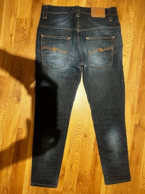 Nudie jeans - Säljer ett par nudie jeans i bra skick men mindre än storleken det står på dem. Det står w30 och L32 men skulle säga att dem mer sitter som w28 och L29 ungefär. På bilden ser ni en jämförelse med ett par Jack&jones jeans med storlek w29 L30.