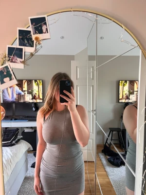 Klänning - Jätte fin klänning från Gina tricot 