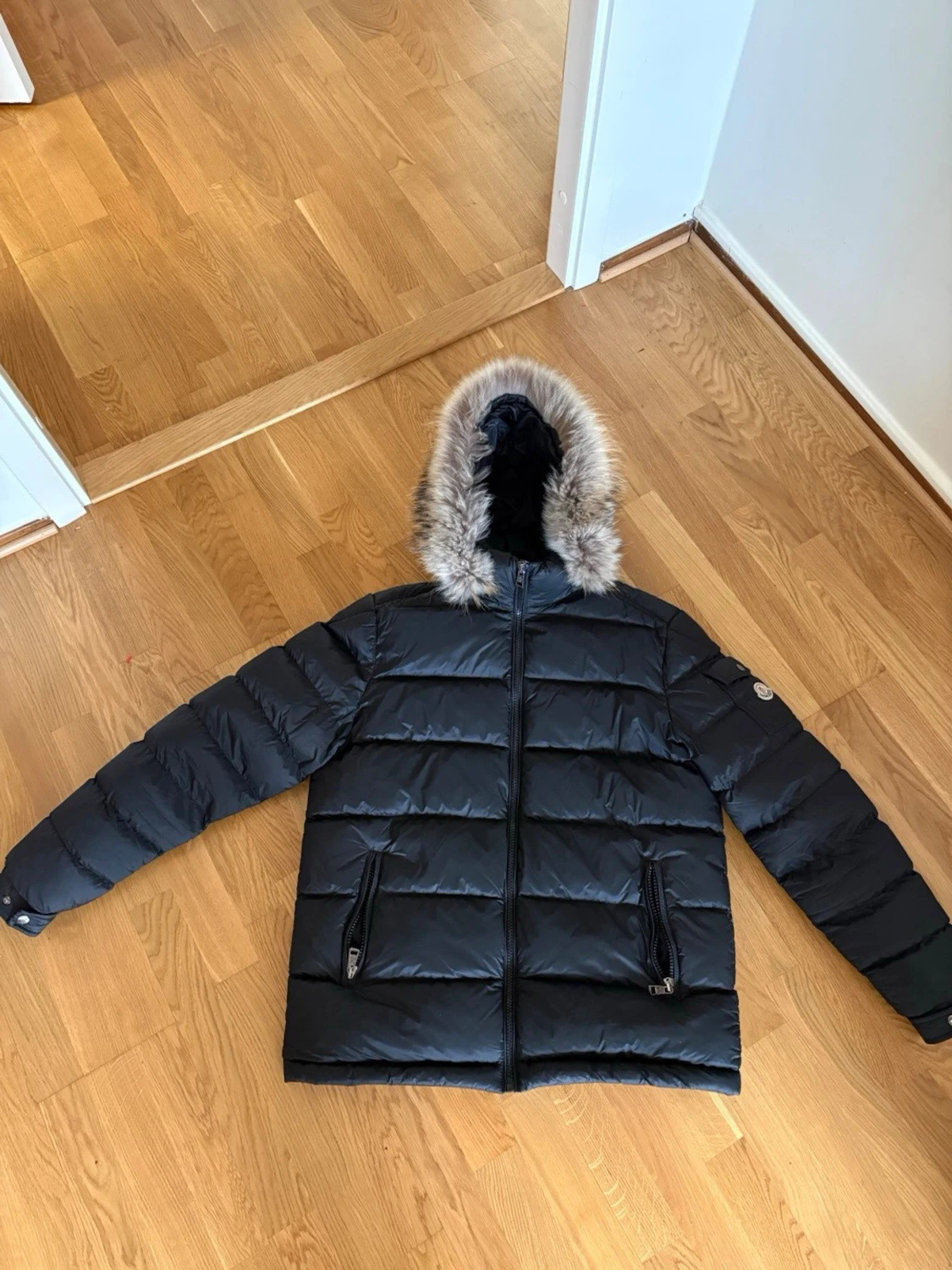 Svart Moncler dunjacka med pälskrage - 1
