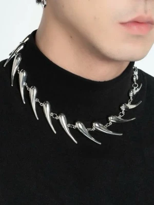 Silverfärgat halsband med kloliknande hängen - Unikt halsband i silverfärgad metall med flera kloliknande hängen som sitter på en kedja. Designen är edgy och passar dig som vill sticka ut. Halsbandet har justerbar längd och cool, modern look.