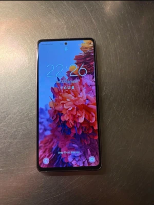 Samsung S20 FE lila 128GB - En lila Samsung S20 FE med 128gb med sprucket kamera glas
