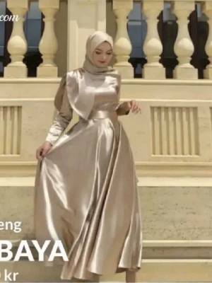 Champagnefärgad långklänning i satin - Elegant långklänning i champagnefärgad satin med hög hals och långa ärmar. Klänningen har ett markerat midjeband och ett flödande, glansigt tyg som ger en lyxig känsla. Perfekt för dig som vill ha en stilren och sofistikerad look. Skriv för flera bilder, pris kan diskuteras.