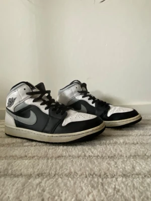 Air Jordan 1 Mid White Shadow - Tja, säljer dessa schyssta Air Jordan 1 Mid White Shadow skor då jag inte kan ha dom. Skorna är äkta och du som köpare får även med original kartongen. Finns såklart smuts på skorna men de går att få bort. Skick 7/10 Tveka inte på att höra av er vid frågor!