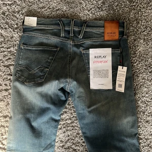 Helt nya Replay Anbass  - Helt nya replay anbass jeans. Aldrig använda eller testade. Inga defekter eller så. Säljs för jag inte behöver de och vill inte ha de. Nypris runt 1500kr mitt pris 699kr, tänk på att jeansen är helt nya och aldrig använda. Pris går att diskutera. Kontakta mig om du har frågor.