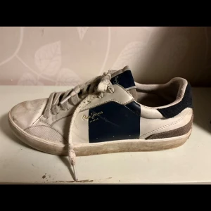 Pepe jeans skor  - Pepe jeans skor i 7/10 skick. Framsidan kan lätt bli till 9/10 igen! 🤩 Insidan och sulan är lite slitna. PERFKEKT till den som vill renovera skor, den har stor potential till ett billigt pris 