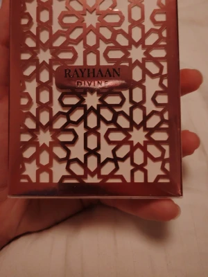 Rayhaan Divine parfym - Säljer en rayhaan divine som är oanvänd, den är inspirerad av lv attrape reves 