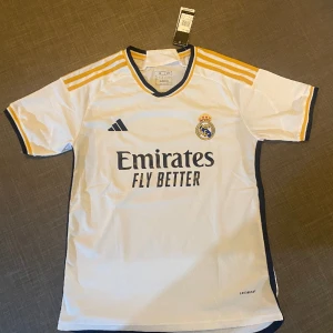 Real Madrid tröja  - Helt ny, storlek M. Pris kan diskuteras!