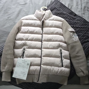 Beige moncler cardigan - Pris kan diskuteras så bara skicka bud. Säljer  beige Moncler cardigan för de inte riktigt min stil mer, Utan kvitto!!