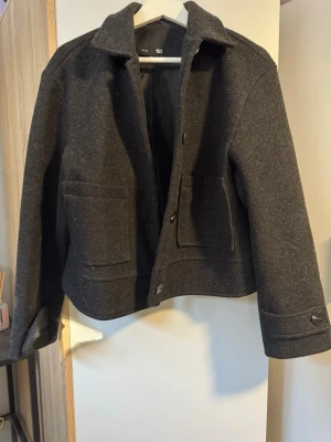 Svart kappa  - Stilren svart kappa från Lager 157, jackan är väl använd och är därav nopprig men ingenting man tänker på. Inte använt på över 1 år ca så har bara varit under den tiden. Pris går alltid att diskutera, lägg gärna bud ❤️‍🔥