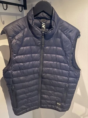 Mörkblå Replay Väst - Perfekt nu när våren börjar närma sig. Tecken på användning finns och syns på bilderna därav det låga priset