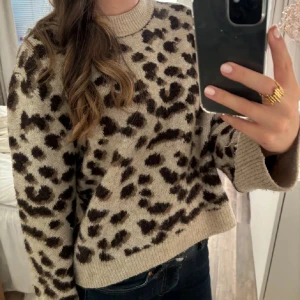 Beige leopardmönstrad stickad tröja - Säljer denna stickade leopard tröja då den inte kommer till användning! (Lånade bilder, kontakta om du vill ha flera bilder💕