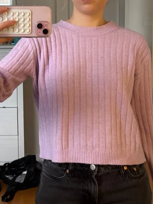 Ljuslila stickad tröja från Pieces - Superfin ljuslila stickad tröja från Pieces. Tröjan har en croppad passform och långa ärmar. 