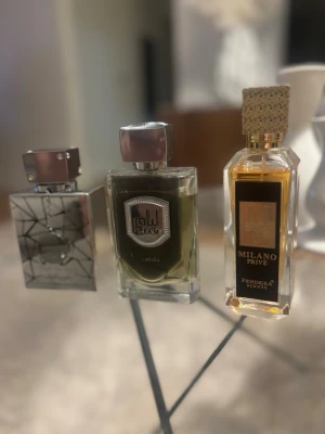 Parfympaket - Club de nuit sillage (Creed SMW) ~95/100ml.                               Lattafa Liam Grey (BDK Gris Charnel) ~90/100ml.                  Pendora Scents Milan Privé (1 million privé) ~98/100ml