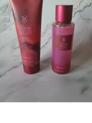 Victoria's Secret Berry Brulee parfymset - Säljer ett parfymset från Victoria's Secret i doften Berry Brulee. Setet innehåller en body lotion och en body mist.  Fruktig och söt doft med inslag av bär. Perfekt för dig som gillar fräscha och söta dofter. Helt nya och oanvända 