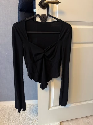 Topp med detaljer  - Jättefin topp med hjärtformad ringning och fina detaljer, mjukt och stretchigt material. Strl S, passar även XS och M. Aldrig använd! 