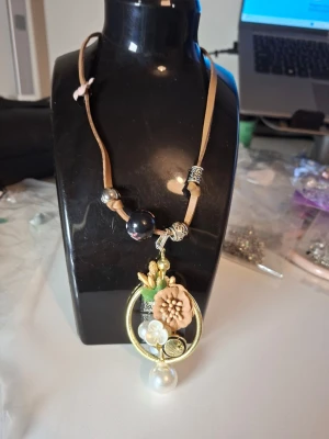 Halsband med blommor och pärlor - Överge samlingen, utförsäljning till låga priser