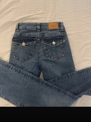 Jeans från Gina  - Mörkblåa jeans från Gina, bootcut i storlek 32 som nya!💞