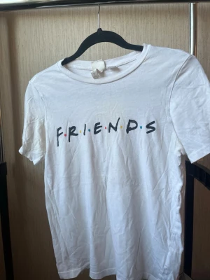 Vit Friends t-shirt med tryck - Vit t-shirt med Friends-tryck framtill. 