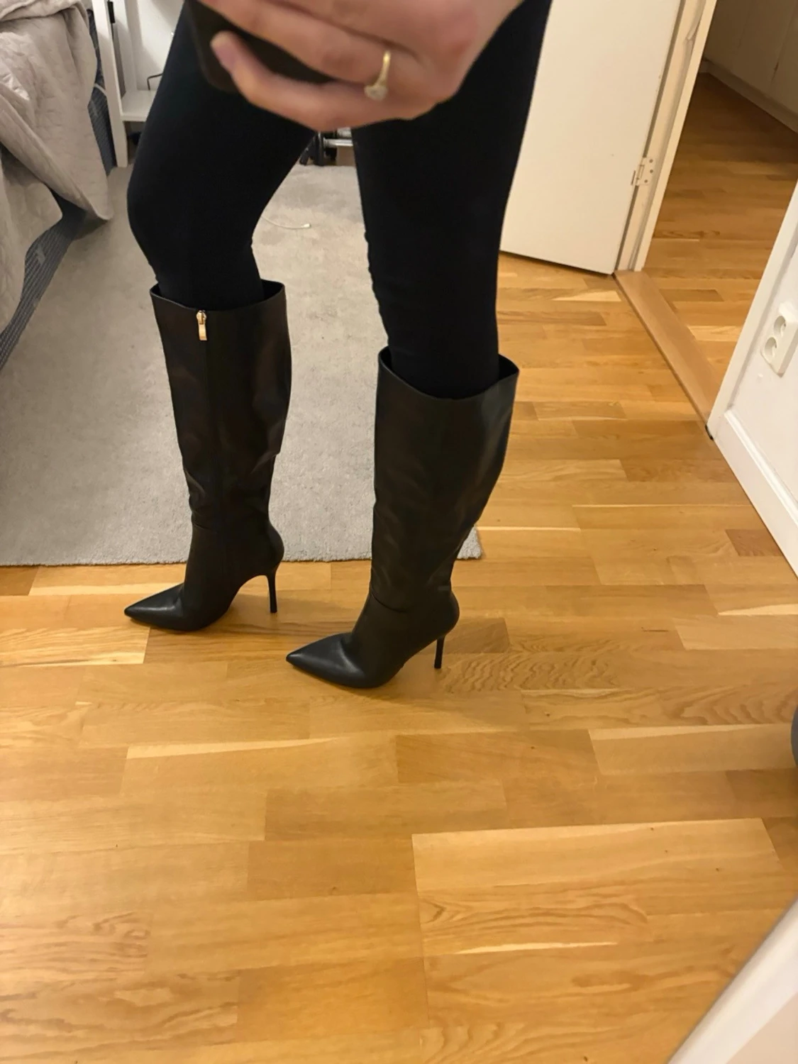 Svarta knähöga boots med spetsig tå - 4
