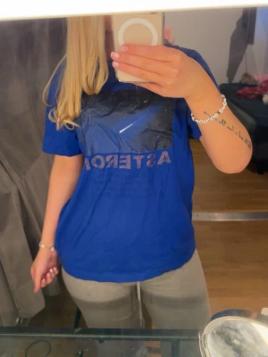 Lovet ASTEROID MERCH - Snygg merch från Lovet! Köptes på deras konsert på GrönaLund i somras. kom aldrig riktigt till användning tyvärr. superskön lite oversized tshirt. Köptes för 420kr!