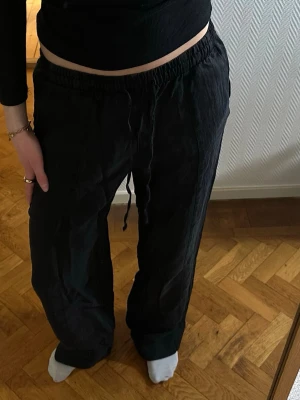 Zara byxor  - Byxor från Zara! Liten fläck på höger ben fram (bild4)