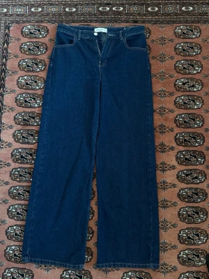 Mörkblå raka jeans  - Säljer ett par mörkblå jeans från Pull & Bear med rak passform och hög midja. Oanvända, säljs då dom är för stora i midjan (bär vanligtvis 34/36).