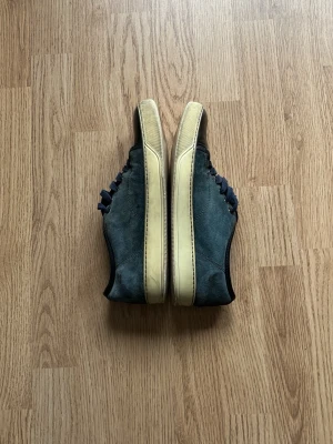 Lanvins DBB1 herr skor i storlek 41 FRI FRAKT - Säljer ett par unika och stilrena Lanvins DBB1. De är använda men i gott skick  Modell: DBB1 Storlek: 41 Färg: Grönblå Skick: 7/10  Skickar snabbt, oftast inom 24h📦🚛 Skicka prisförslag!  