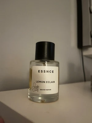 ESSNCE Lemon Eclair Eau de Parfum - Fräsch parfym med en djupare vanilj bas från ESSNCE med doften Lemon Eclair. Ca 40ml kvar. Finns inte kvar att köpa längre.