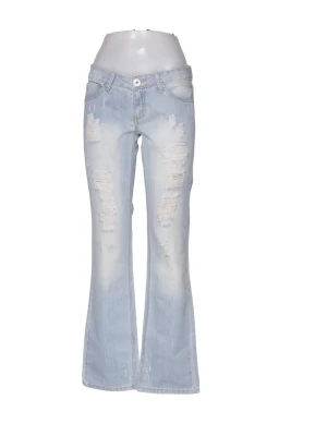 Ljusblå bootcut jeans med slitningar - Snygga lågmidjade, ljusblå bootcut jeans med slitna detaljer framtill. Jeansen har klassisk femficksdesign och utsvängda ben. Stl: 38. Innerbenslängd: 83 cm