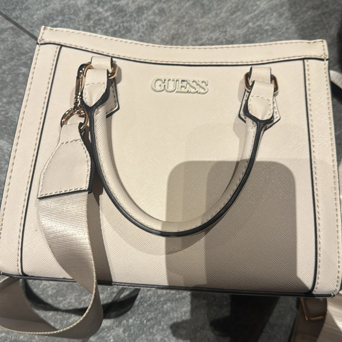 Beige handväska från Guess - 1
