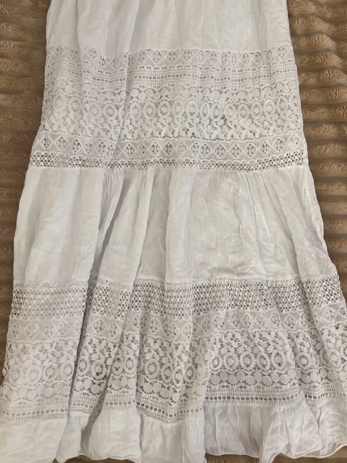 Vit långkjol med spetsdetaljer